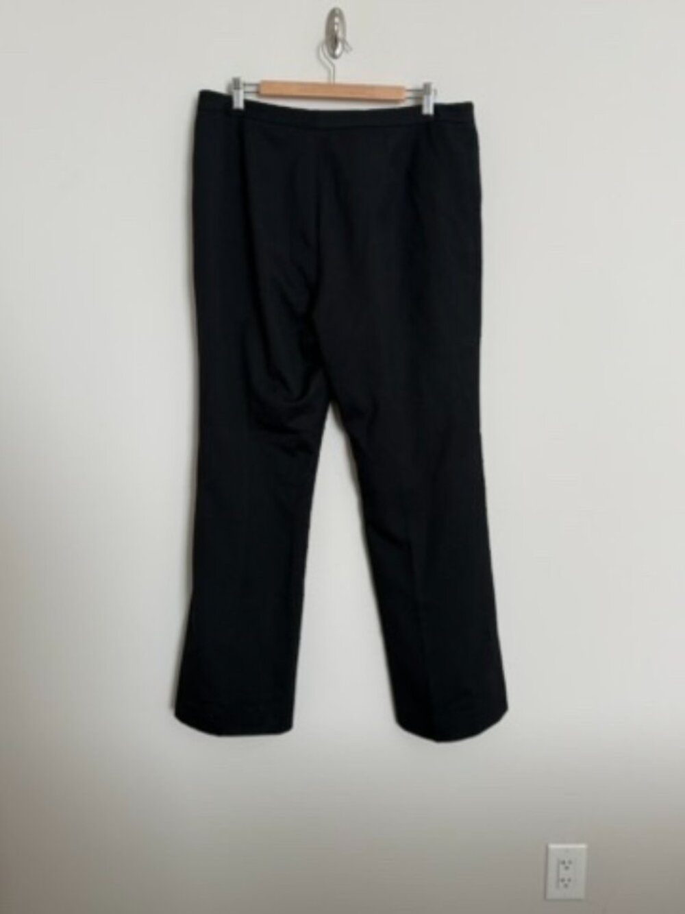 Woman Tahari Arthur S. Levine 2-piece Black Pant Suit - Size 16. - Picture 11 of 12